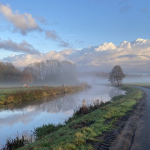 Markdal met mist