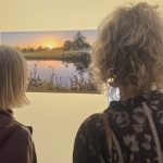 mensen kijken naar foto's Markdal
